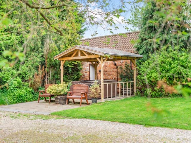 Hot tub | Big Barn - Hopgrove Farm Cottages, York