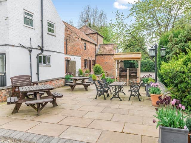 Garden and grounds | Big Barn - Hopgrove Farm Cottages, York