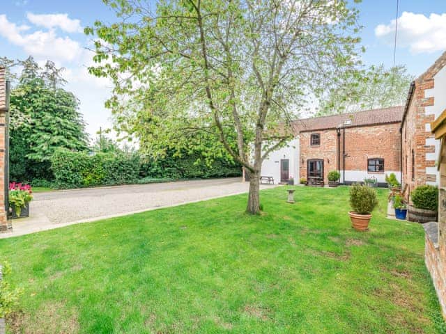Garden and grounds | Big Barn - Hopgrove Farm Cottages, York