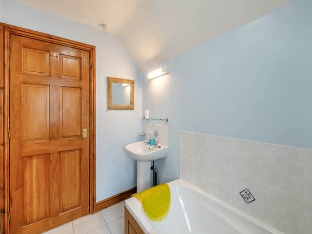 Bathroom | The Hayloft - Hopgrove Farm Cottages, York