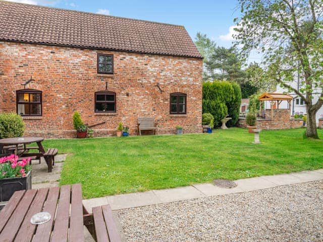 Garden and grounds | The Hayloft - Hopgrove Farm Cottages, York