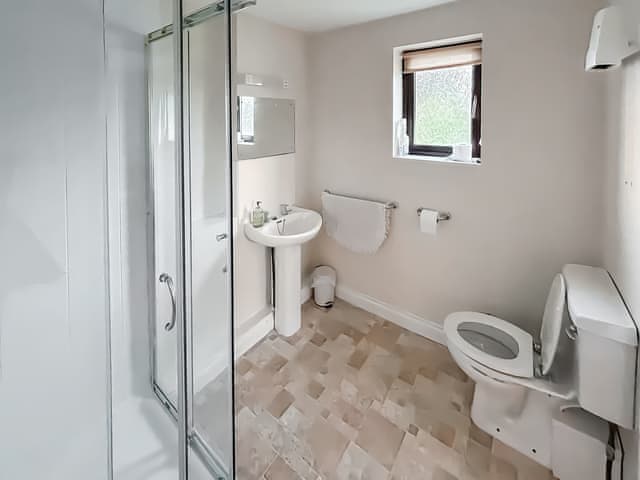 Shower room | Lundy Light, Croyde