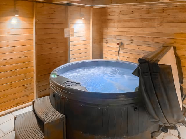 Hot tub | Log Cabin, Guyhirn