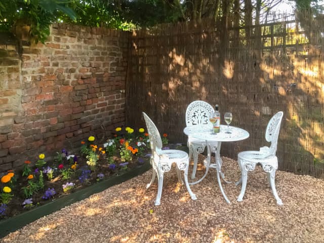 Sitting-out-area | Log Cabin, Guyhirn