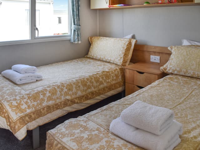 Twin bedroom | Kee Holiday Home, Scratby