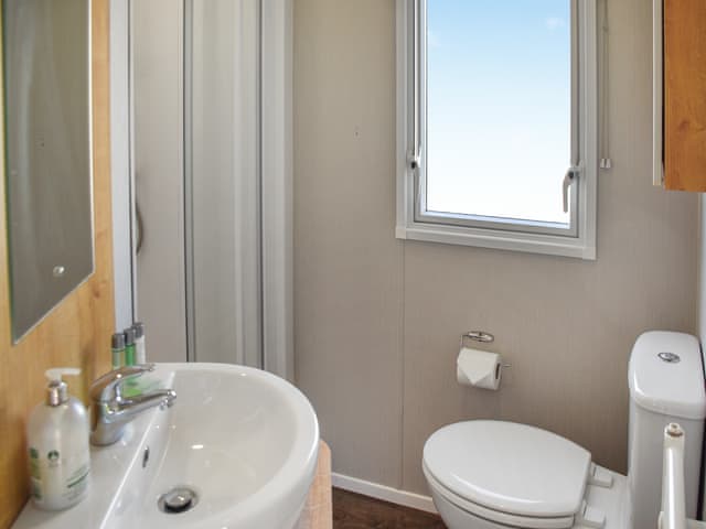 Bathroom | Kee Holiday Home, Scratby