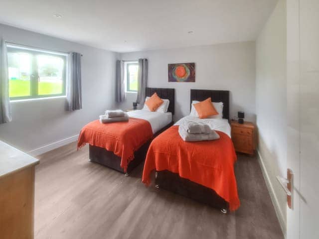 Twin bedroom | The Bungalow - Applebarn Holidays , West Pennard, near Glastonbury