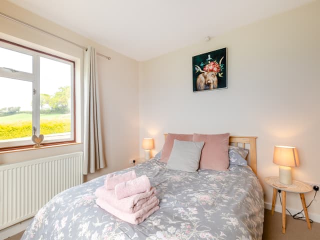 Kingsize bedroom | Osmore Orchard, Membury
