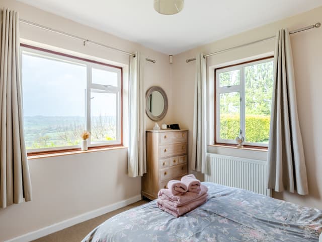 Kingsize bedroom | Osmore Orchard, Membury