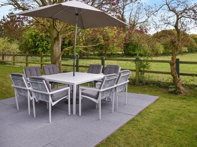 Outdoor eating area | Swallowdale, Flordon