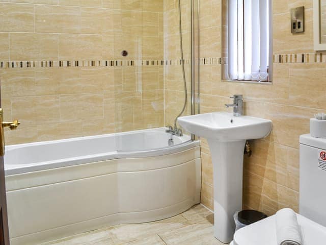 Bathroom | Jasmine Lodge, Fitling