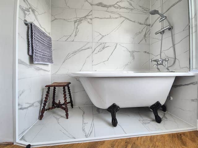 Main bathroom with Burlington suite | Chandler’s Cottage, West Mersea