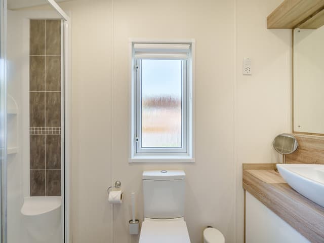 Bathroom | Red Robin - Longmead Country Escapes, Cheddar