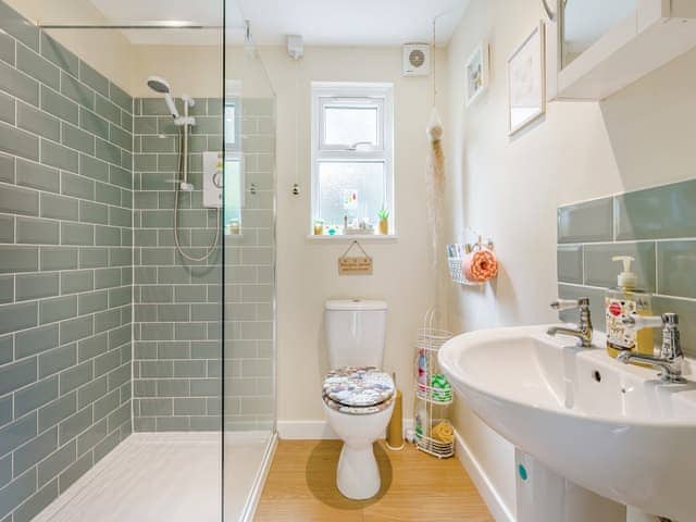 Shower room | Beekeeper’s Cabin, Booton, Reepham