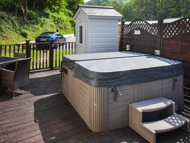 Hot tub | Holly Lodge, Hele Bay