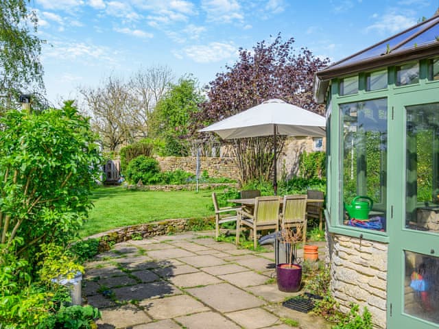 Sitting-out-area | Brookend Cottage, Chastleton