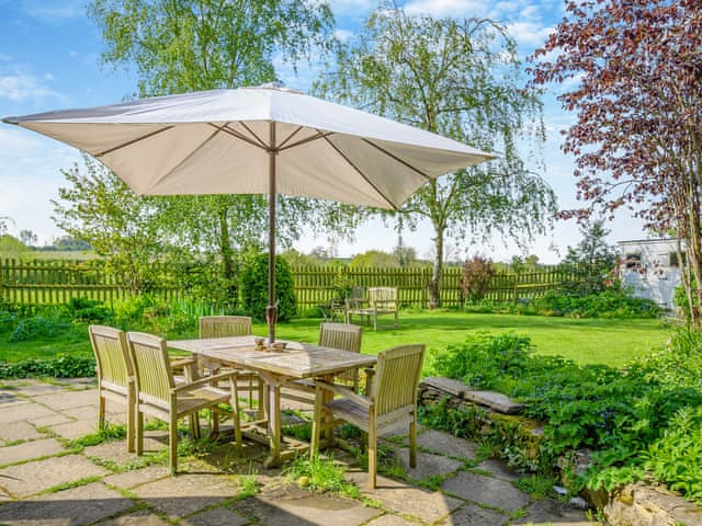 Sitting-out-area | Brookend Cottage, Chastleton