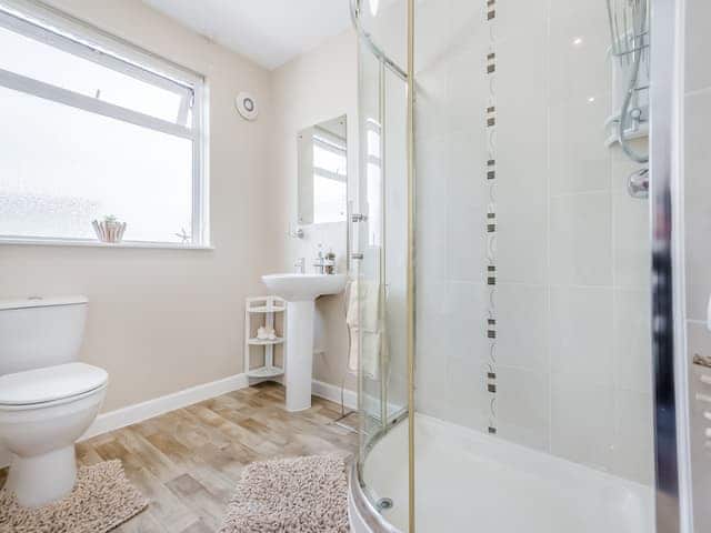 Shower room | Ocean Breeze - Bonnie View Beach Apartments, Holywell Bay