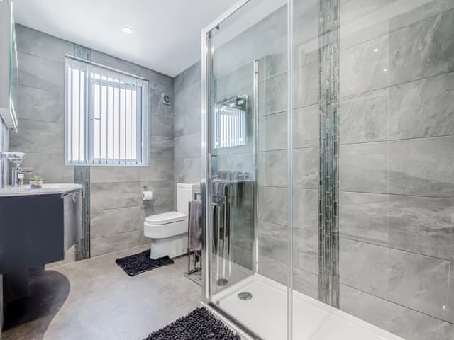 Shower room | Blue Horizons - Bonnie View Beach Apartments, Holywell Bay