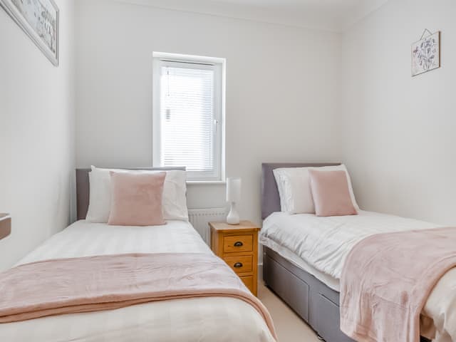 Twin bedroom | Bay View - Esplanade Escapes, Shanklin