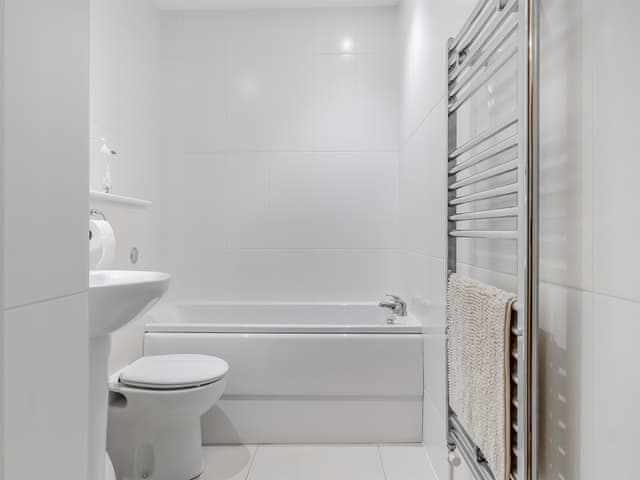 Bathroom | Bay View - Esplanade Escapes, Shanklin