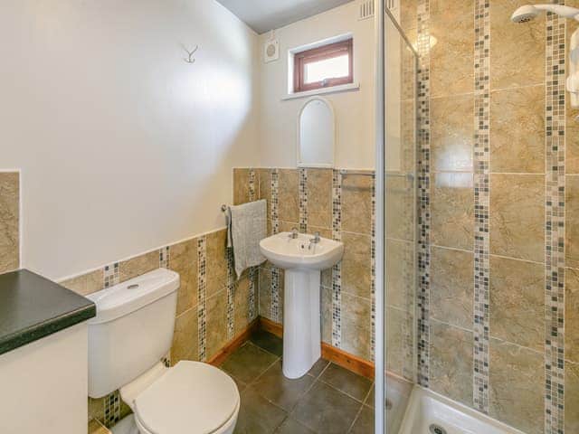 Shower room | Contention Barn, Perranporth