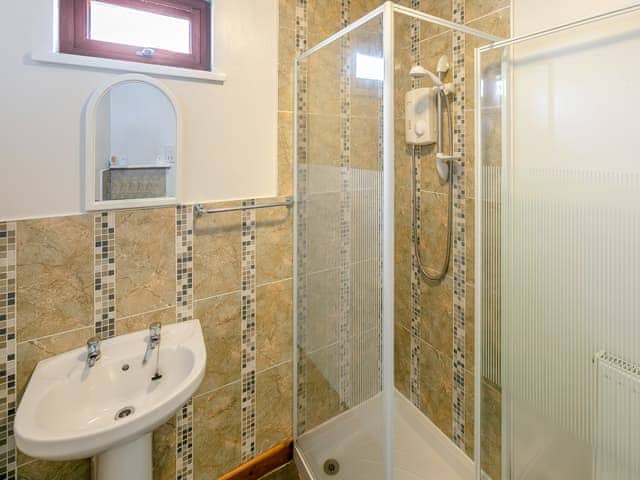 Shower room | Contention Barn, Perranporth