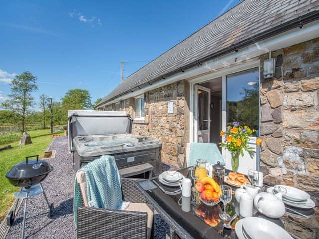 Outdoor area | Robin Cottage - Maesydderwen Holiday Cottages, Llandeilo