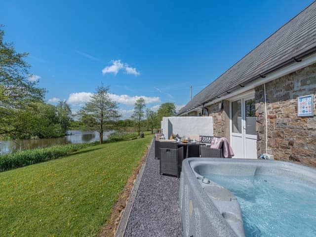 Outdoor area | Wren Cottage - Maesydderwen Holiday Cottages, Llandeilo