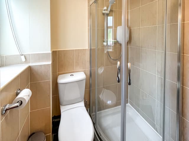 Ground Floor twin bedroom Ensuite Bathroom | Maggies Mews - Greetham Retreat, Greetham, near Horncastle
