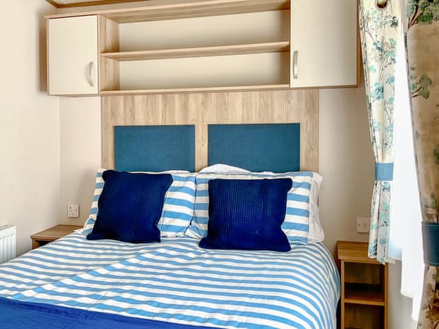 Kingsize bedroom | Seaside Jollys, Blue Anchor