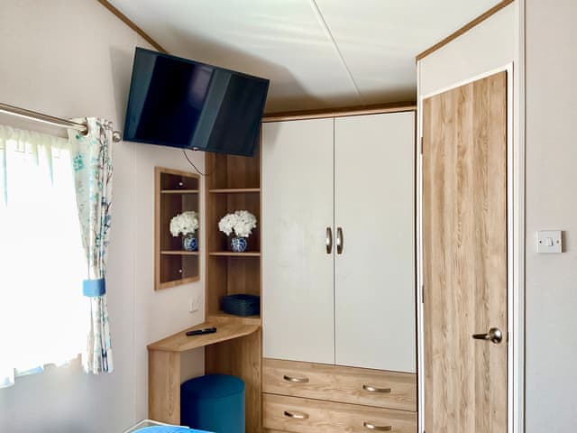 Kingsize bedroom | Seaside Jollys, Blue Anchor