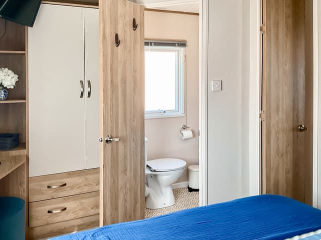 Kingsize bedroom | Seaside Jollys, Blue Anchor