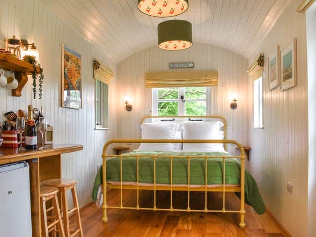 Double bedroom | The Shepherds Hut at Rosewood House, Liskeard