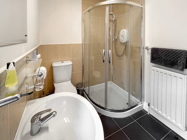 Ground Floor Ensuite Bathroom | Katies Corner - Greetham Retreat, Greetham, near Horncastle