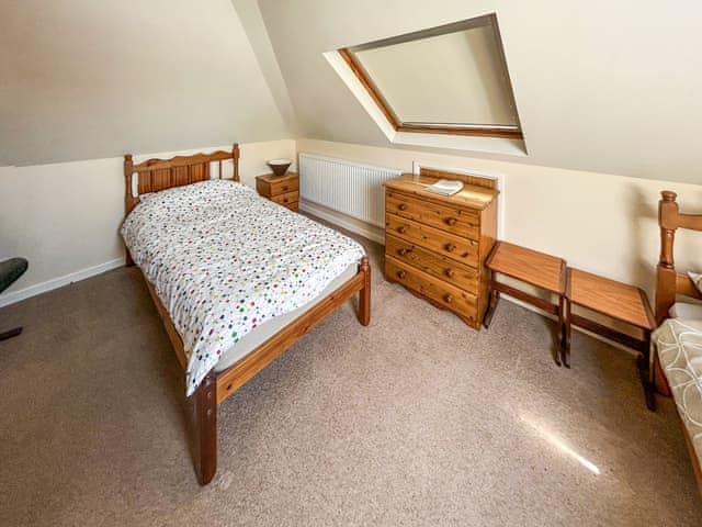 Twin bedroom | Glenmore Gardens, Weymouth