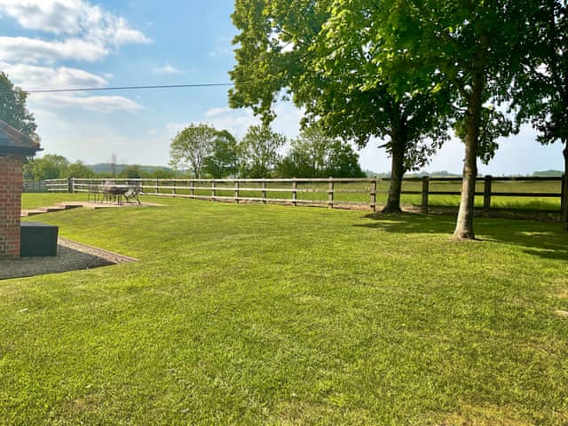 Outdoor | Rowdecroft Farm Cottage, Rowde