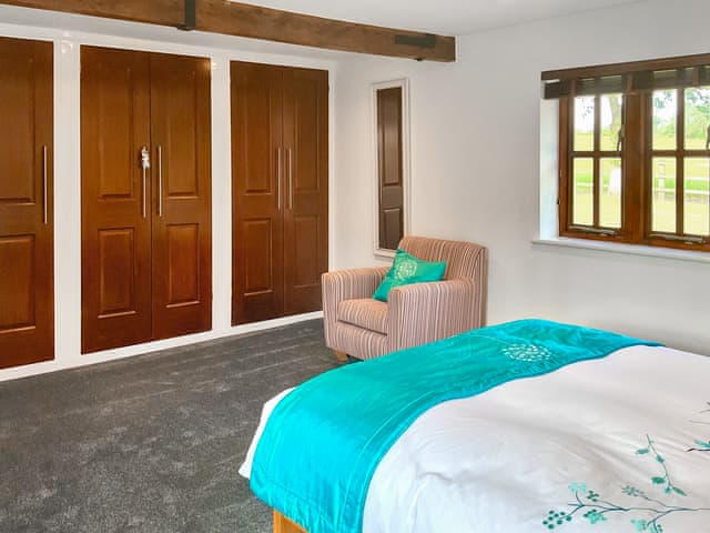 Double bedroom | Rowdecroft Farm Cottage, Rowde