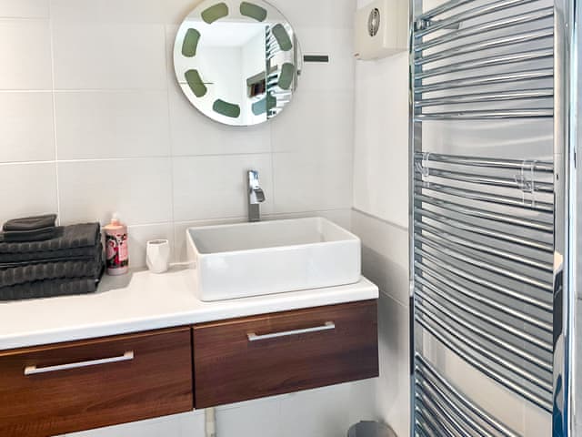 Bathroom | Rowdecroft Farm Cottage, Rowde