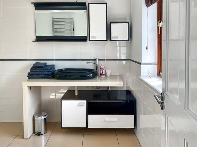 Bathroom | Rowdecroft Farm Cottage, Rowde