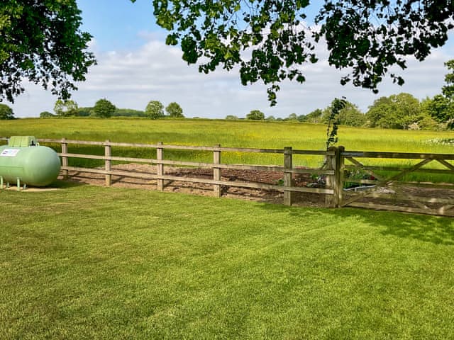 Outdoor | Rowdecroft Farm Cottage, Rowde