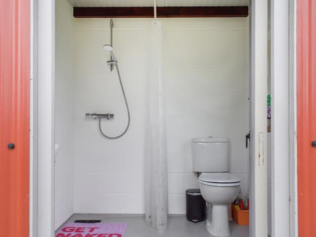 Bathroom | Shepherds Hut - Rectory Farm, Northampton