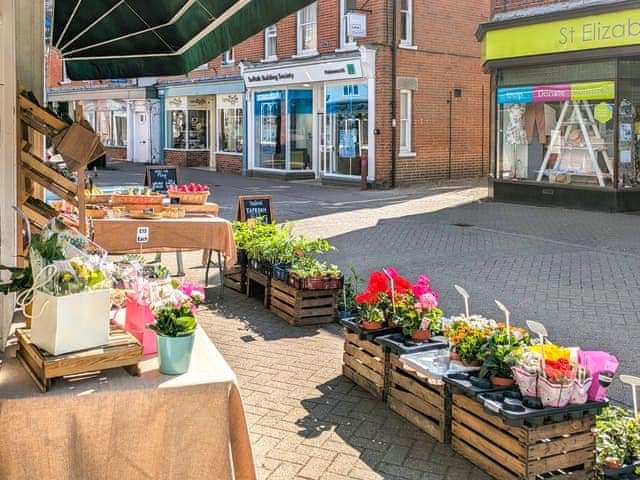 Halesworth Thoroughfare | Stable End - Wissett Place Cottages, Halesworth