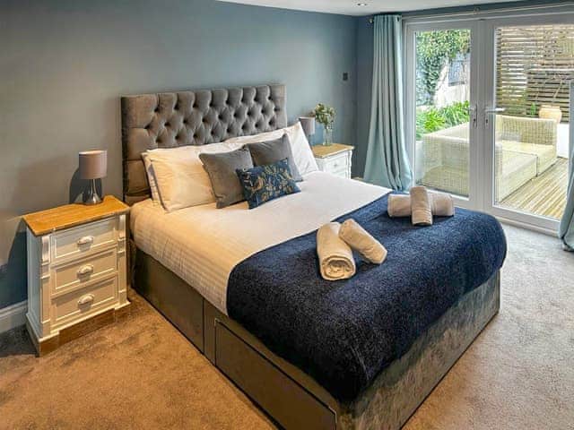 King size bed, en suite, wardrobe, star age, TV, hairdryer | Villa Calafia - Atlantic Way, Porthtowan