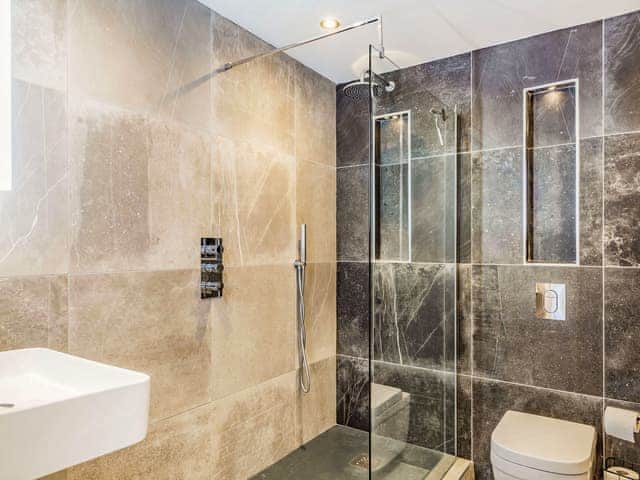 Bath and shower | Villa Calafia - Atlantic Way, Porthtowan