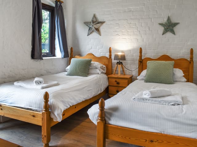 Twin bedroom | Crooklets Cottage, Bude