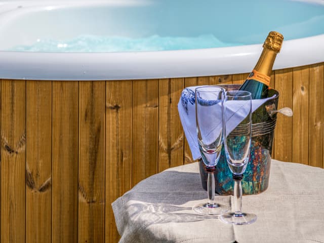 Hot tub | Skylark Yurt - Walnut Farm, Beaminster