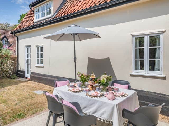Sitting-out-area | Oak Tree Cottage, Quidenham