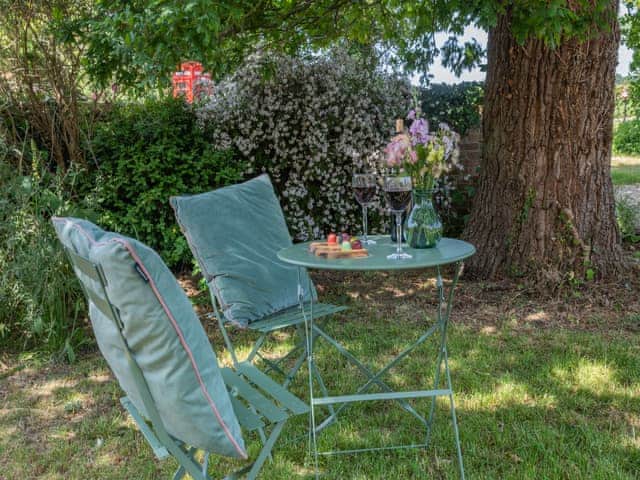 Sitting-out-area | Oak Tree Cottage, Quidenham