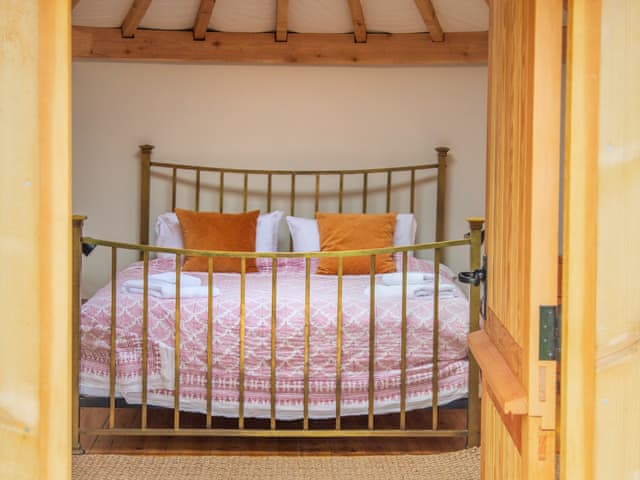 Double bedroom | Mistle Roundhouse - Walnut Farm, Beaminster